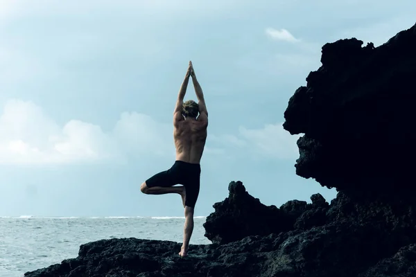 Atleta homem praticando ioga ao ar livre fotografia — Fotografia de Stock