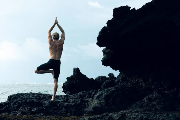 Atleet die yoga beoefent buiten foto — Stockfoto