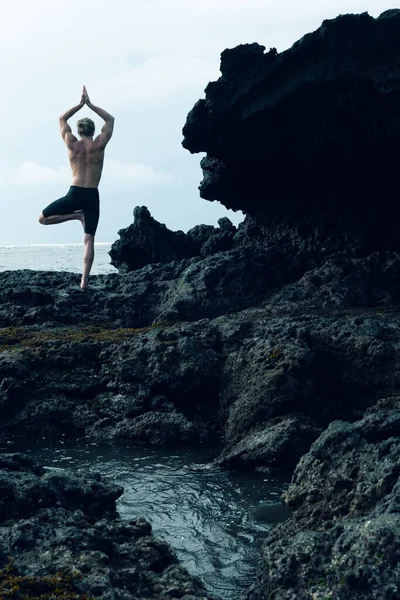 Idrottare man utövar yoga utomhus fotografi — Stockfoto