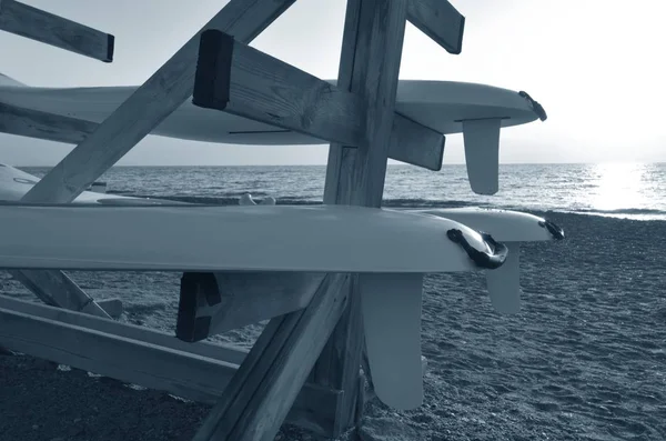 ビーチでサーフボード。モノクロ — ストック写真