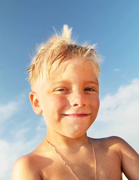 Menino na praia — Fotografia de Stock