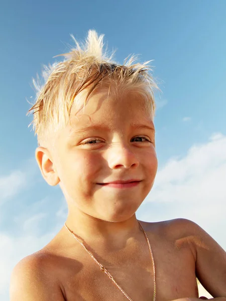 Menino na praia — Fotografia de Stock