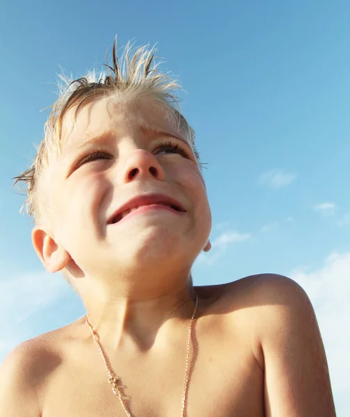 Menino na praia — Fotografia de Stock