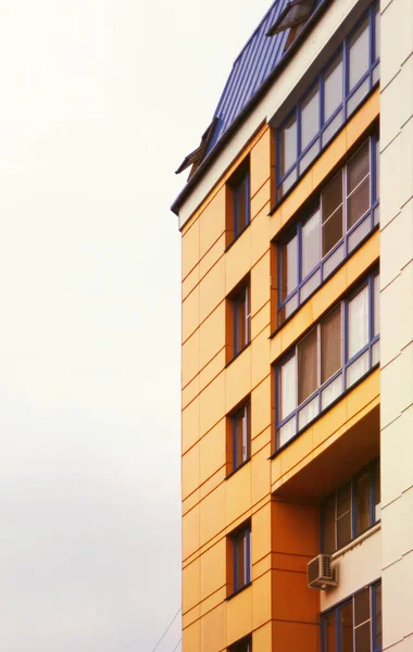 Facade Multistory House Grey Sky Background — Stock Photo, Image