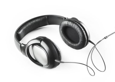 Müzik gri kulaklık beyaz bir arka plan üzerinde izole kablosu ile
