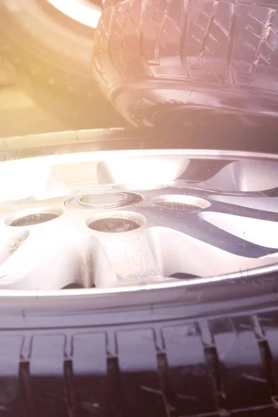 Yığın Araba Lastikleri Disklerle Görünümünü Kapat — Stok fotoğraf