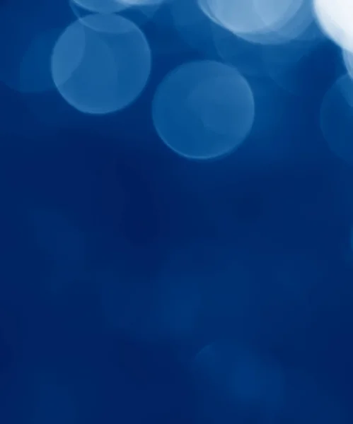 2020年のトレンディーなクラシックブルーで調色された夏のぼかしの背景のイメージ — ストック写真