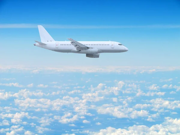 Duży biały samolot pasażerski leci wysoko nad chmurami — Zdjęcie stockowe