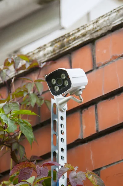 Sorveglianza e sicurezza concetto di casa. Telecamere di sicurezza CCTV perimetro di monitoraggio della casa privata nel villaggio — Foto Stock