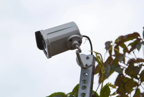 Sorveglianza e sicurezza concetto di casa. Telecamere di sicurezza CCTV perimetro di monitoraggio della casa privata nel villaggio — Foto Stock