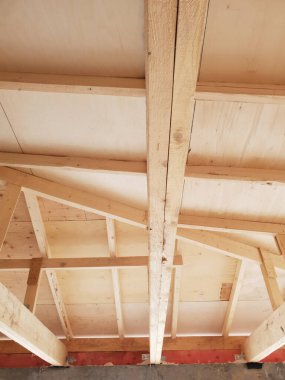 Ev inşaatında çatı kurarken ahşap kirişlerin görüntüsü