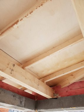 Ev inşaatında çatı kurarken ahşap kirişlerin görüntüsü