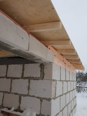 Ev inşaatında çatı kurarken ahşap kirişlerin görüntüsü