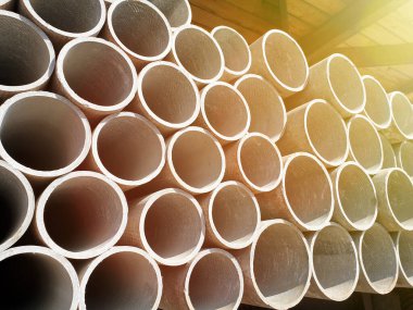 Birbiri ardına dizilmiş asbest boruları kapanıyor.