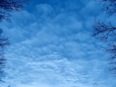 Gökyüzündeki bulutlar doğal arka plan tonu modaya uygun olarak 2020 'nin klasik mavi rengi