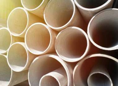 Birbiri ardına dizilmiş asbest boruları kapanıyor.