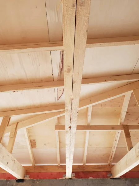 Widok Drewnianych Krokwi Przy Montażu Dachu Budowie Domu — Zdjęcie stockowe