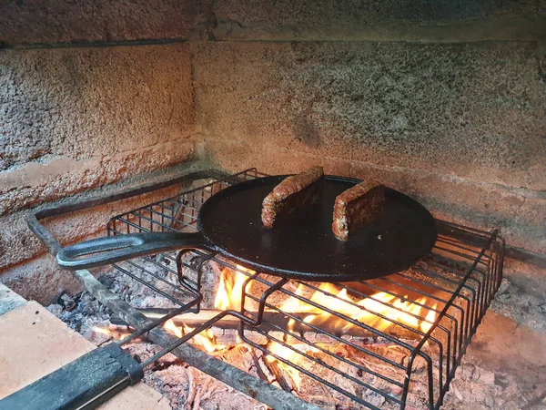 Sappige Stukken Vlees Worden Gebakken Een Gietijzeren Pan Brandende Kolen — Stockfoto