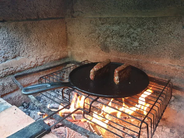 바베큐 오븐에서 숯불을 태우고 무두질 철판에 고기를 썰어서 튀긴다 — 스톡 사진