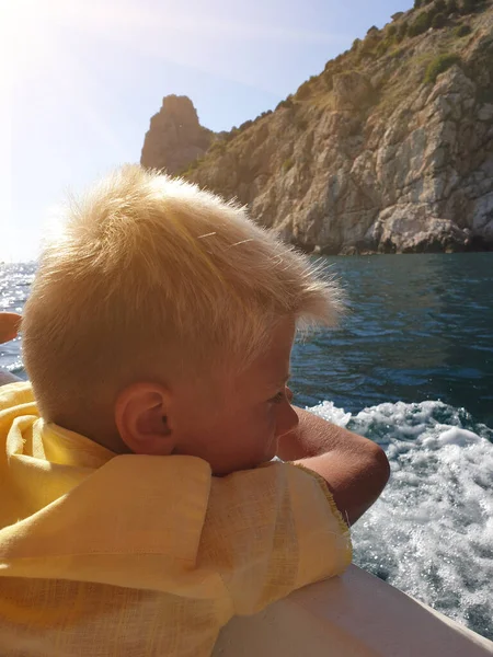 Junge Reist Mit Dem Boot Und Genießt Die Aussicht — Stockfoto