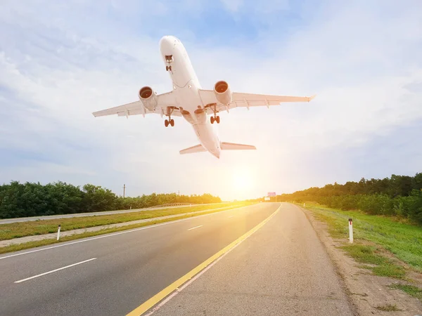 Samolot Wykonuje Lądowanie Awaryjne Start Pustej Wiejskiej Autostradzie Wsi Oświetlonej — Zdjęcie stockowe