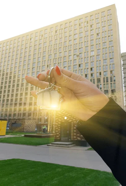 Girl Holds Keys Apartment New Residential Complex — Stock Photo, Image