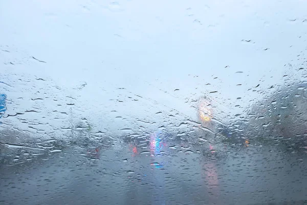 Vista Carro Gotas Chuva Janela Estrada Com Luzes Polícia Silhuetas — Fotografia de Stock