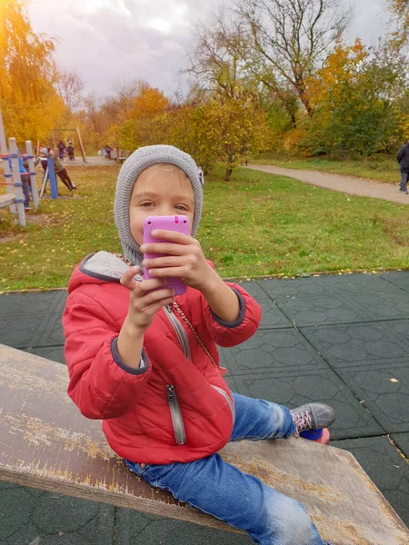 Kind Spielt Fotograf Freien Mädchen Stellt Sich Fotos Auf Rosa — Stockfoto