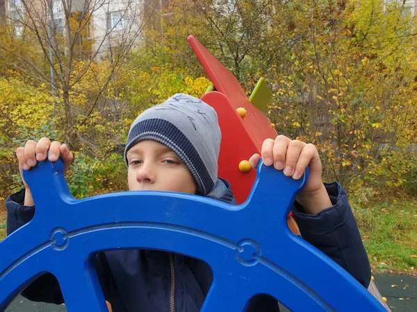 Junge Spielt Schiffskapitän Auf Spielplatz Freien — Stockfoto