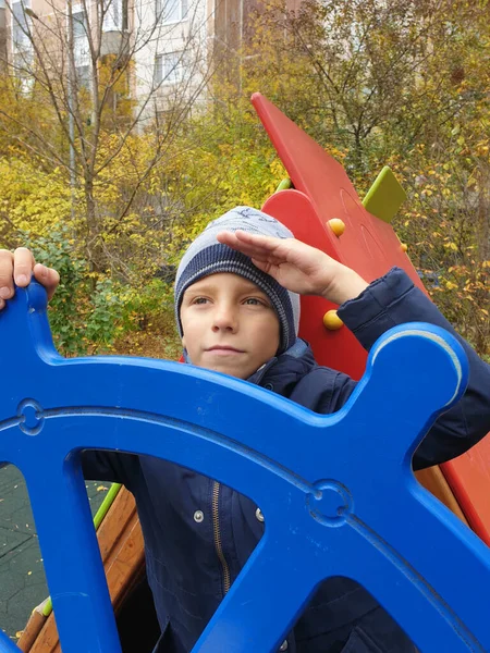 Junge Spielt Schiffskapitän Auf Spielplatz Freien — Stockfoto