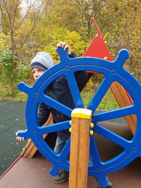 Junge Spielt Schiffskapitän Auf Spielplatz Freien — Stockfoto