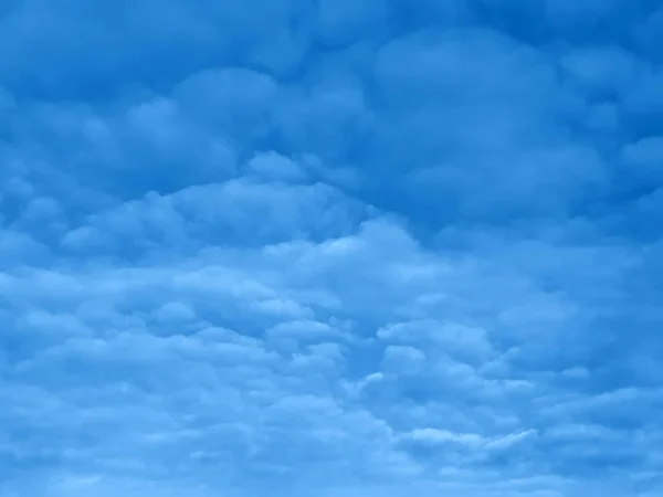 Σύννεφα Στον Ουρανό Φυσικό Φόντο Τονισμένο Μοντέρνο Κλασικό Μπλε Χρώμα — Φωτογραφία Αρχείου
