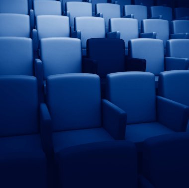 3D renkte oditoryum, 2020 'nin klasik mavi renginde rezerve edilmiş bir koltuk.