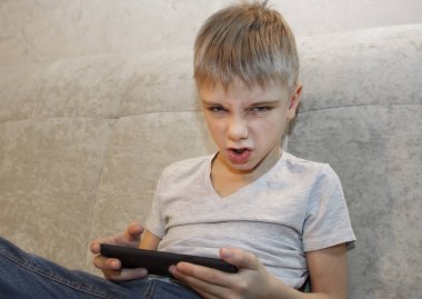 Küçük çocuk, ailesi telefonu aldığı için kızgın. oyun bağımlılığı problem kavramı