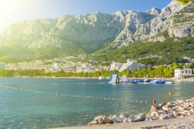Hırvatistan 'da Makarska kıyı mimarisinin arka planda yüksek dağlarla panoramik manzarası
