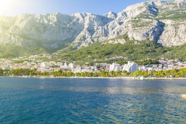 Hırvatistan 'da Makarska kıyı mimarisinin arka planda yüksek dağlarla panoramik manzarası