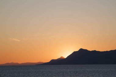 Güneşin dağların ardında saklanan güzel manzarası