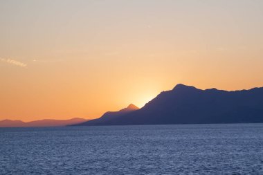 Güneşin dağların ardında saklanan güzel manzarası