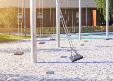 boş yalnız salıncaklar modern parkta güneş ışığı ile