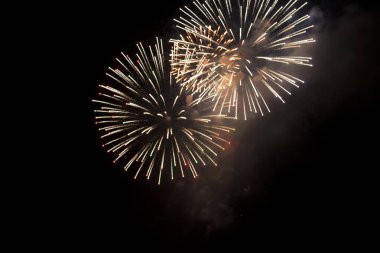 Gece gökyüzü arka planda şenlikli havai fişek