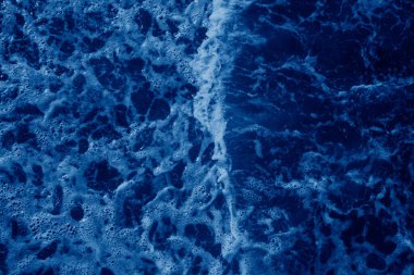 2020 'nin klasik mavi renginde siyah-beyaz köpük dalgaları görünümü