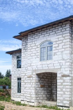 Yeni eklenmiş pencerelerle yapım aşamasındaki kulübe cephesi