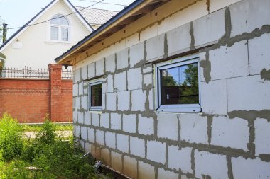 Yeni eklenmiş pencerelerle yapım aşamasındaki kulübe cephesi. 