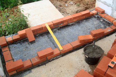 Ana kır evinin çatısının altında, çardakta barbekü alanı inşa etme aşamasında.