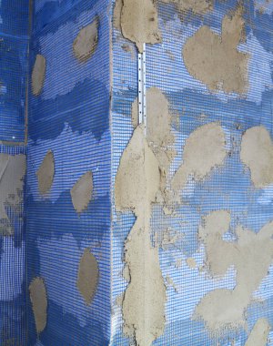 Uygulamalı inşaat ızgarası ve alçı uygulaması için kılavuzu olan duvarın köşesi