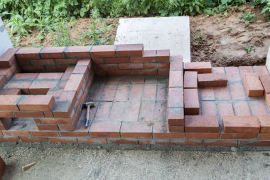 Ana kır evinin çatısının altında, çardakta barbekü alanı inşa etme aşamasında.