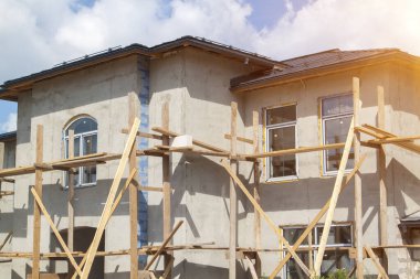 Yeni pencereli sıva kaplı yapım aşamasındaki kulübe cephesi