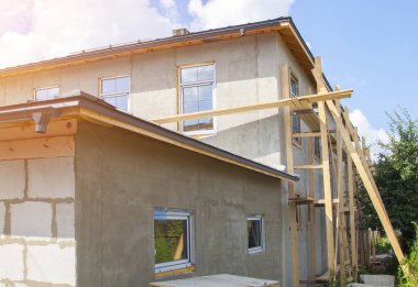 Yeni pencereli sıva kaplı yapım aşamasındaki kulübe cephesi