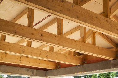Ev inşaatında çatı kurarken ahşap kirişlerin görüntüsü