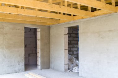 Ev inşaatında çatı kurarken ahşap kirişlerin görüntüsü